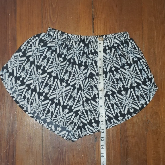 Ambiance Apparel Black & White Shorts Size S - Picture 2 of 4